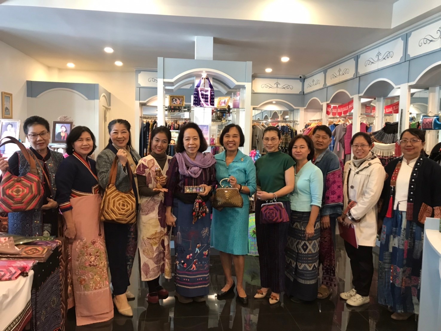 ข้อมูลตัวอย่าง : พช.เชียงใหม่ ต้อนรับคุณอรวรรณ แย้มพลาย สำนักพระราชวังพิเศษ ระดับ 9 กองงานในพระองค์สมเด็จพระกนิษฐาธิราชเจ้าฯ และคุณพาสินี ลิ่มอติบูลย์ สังกัดร้านภูฟ้า ณ ที่เอช แอนด์ ฮิลส์ มูลนิธิส่งเสริมผลิตภัณฑ์ชาวไทยภูเขาในพระบรมราชานุเคราะห์ 