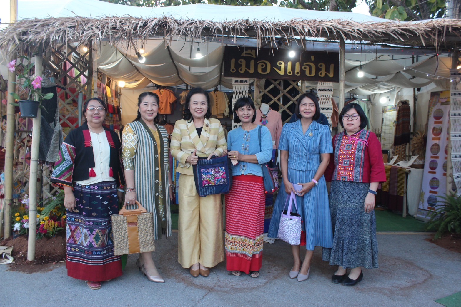 ข้อมูลตัวอย่าง : ผู้ตรวจราชการกรม (นางศุภลักษณ์ แก้วมณี) เยี่ยมชมร้านนิทรรศการผลิตภัณฑ์ชุมชน OTOP ของดี 25 อำเภอ